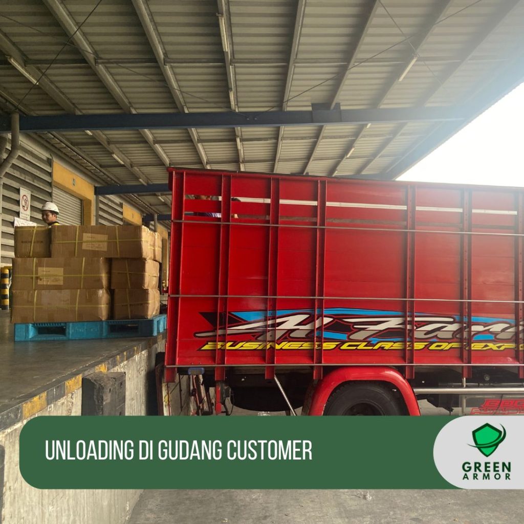Unloading Pallet Cover di gudang customer