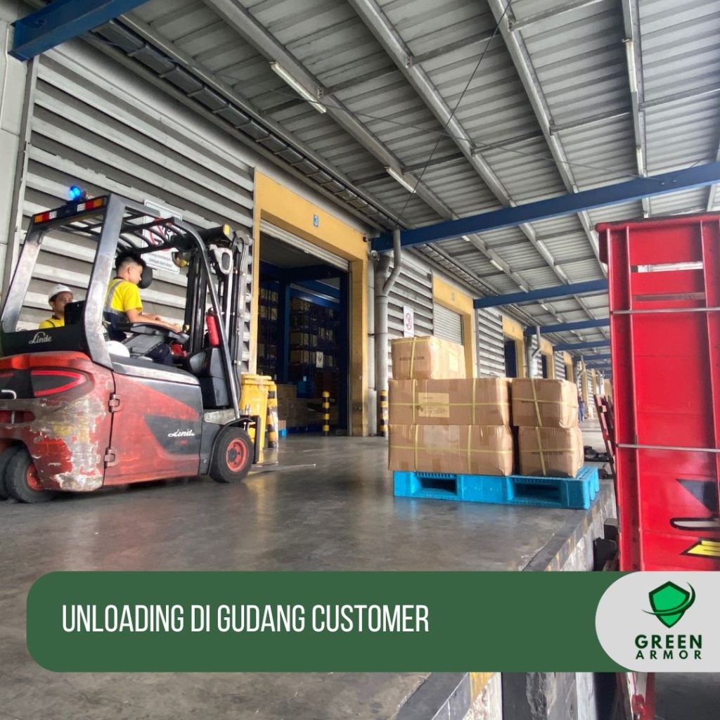 Unloading Pallet Cover di gudang customer