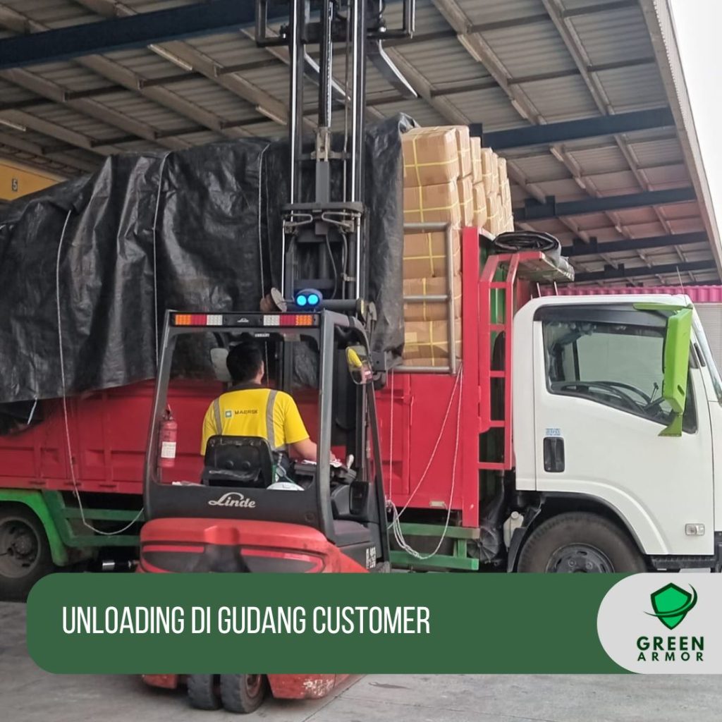 Unloading Pallet Cover di gudang customer
