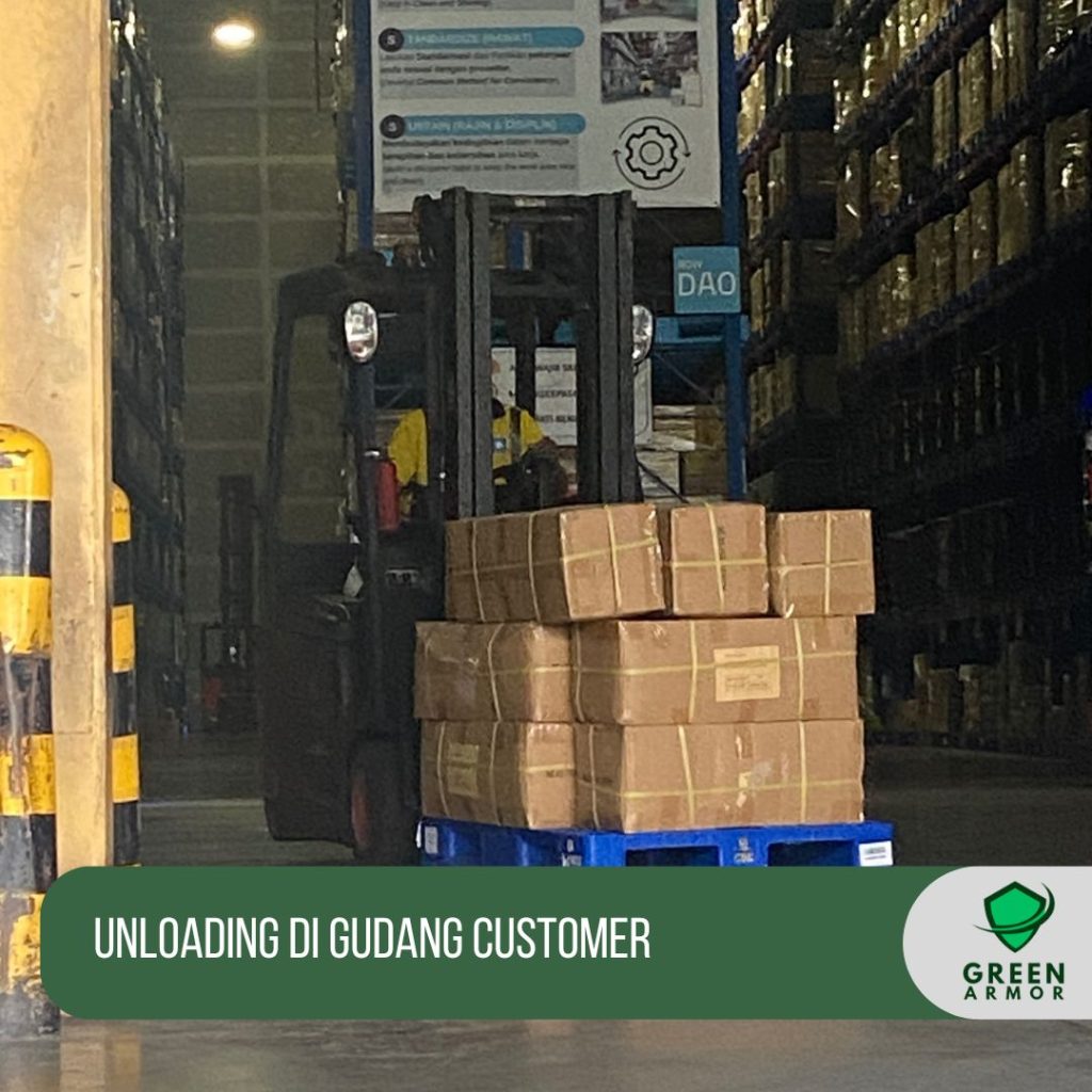 Unloading Pallet Cover di gudang customer